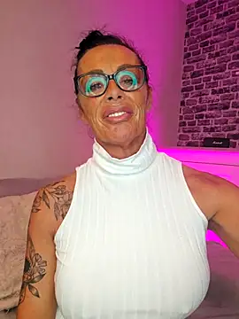 Misses-Cougar online show from November 2025 03:06:02 PM