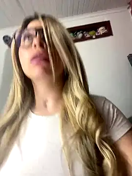 CristalGmez online show from December 2024 11:41:02 PM