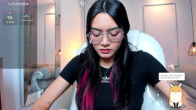 AzuraKindong online show from November 2025 07:18:02 PM