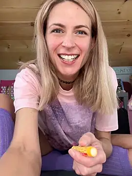 DanaeJustine online show from November 2025 04:32:01 PM