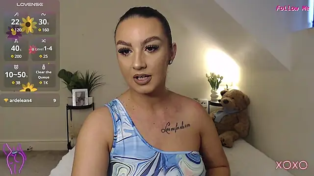 Snapshot of SecretSienna chatting on March 2025 07:45:01 AM SecretSienna online show from March 2025 07:45:01 AM