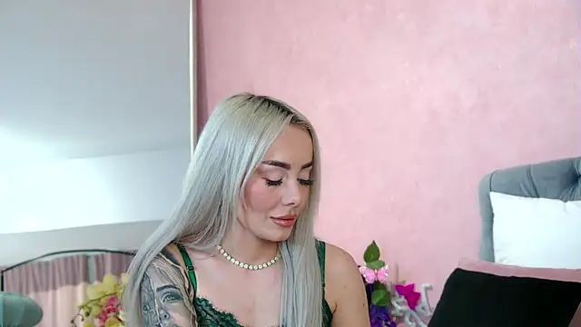 Snapshot of FrancescaMcGray chatting on November 2025 08:51:01 AM FrancescaMcGray online show from November 2025 08:51:01 AM