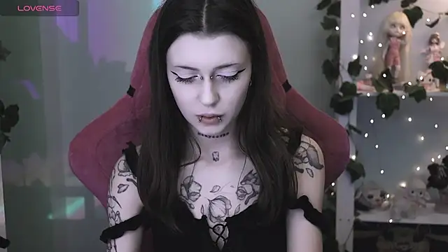 Snapshot of prettybones chatting on May 2026 10:35:01 PM prettybones online show from May 2026 10:35:01 PM