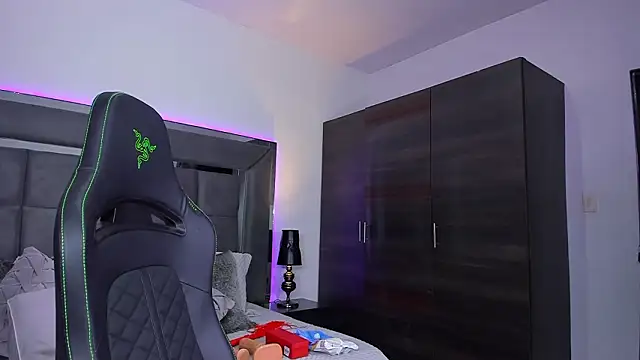 Emmilysantibanez online show from March 2026 02:10:02 PM