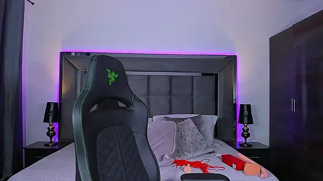 Emmilysantibanez online show from February 2026 02:47:01 PM