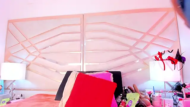 sophie-newton online show from February 2026 12:16:01 PM