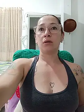 Snapshot of emilypoppy3 chatting on June 2026 01:05:01 AM emilypoppy3 online show from June 2026 01:05:01 AM