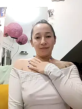 emilypoppy3 online show from November 2025 02:00:02 AM