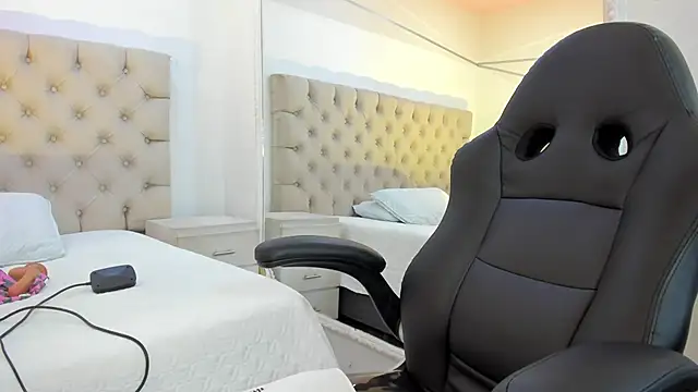 CandyRoxx1  online show from February 2026 02:47:01 PM