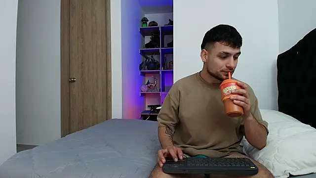 Snapshot of Aron-santoro chatting on February 2026 07:14:01 PM Aron-santoro online show from February 2026 07:14:01 PM