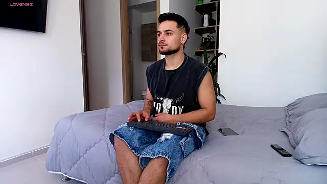 Snapshot of Aron-santoro chatting on July 2026 02:02:01 PM Aron-santoro online show from July 2026 02:02:01 PM
