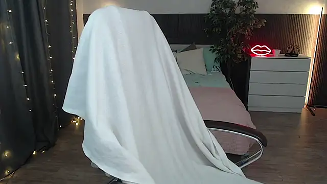 Crazyy girl  online show from July 2026 01:52:01 AM