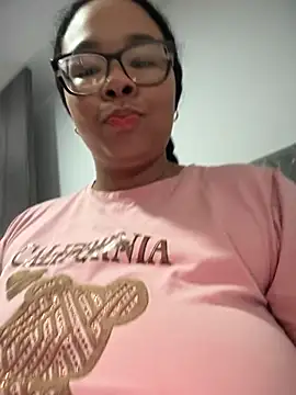 Snapshot of XMara chatting on September 2025 04:43:02 PM XMara online show from September 2025 04:43:02 PM