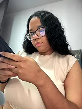 Snapshot of XMara chatting on October 2025 05:45:01 PM XMara online show from October 2025 05:45:01 PM