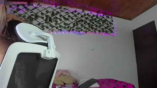 Snapshot of Pucaa_ chatting on June 2026 10:04:02 AM Pucaa online show from June 2026 10:04:02 AM