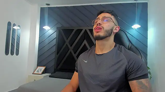 Snapshot of Liam_Kleiin chatting on November 2025 11:38:02 AM Liam Kleiin online show from November 2025 11:38:02 AM