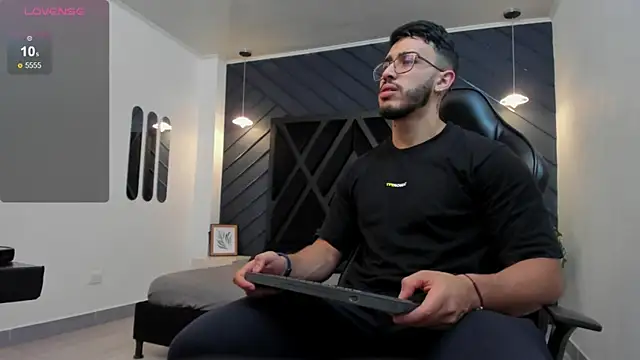 Snapshot of Liam_Kleiin chatting on October 2025 11:44:02 AM Liam Kleiin online show from October 2025 11:44:02 AM