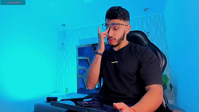 Snapshot of Liam_Kleiin chatting on November 2025 11:21:01 AM Liam Kleiin online show from November 2025 11:21:01 AM