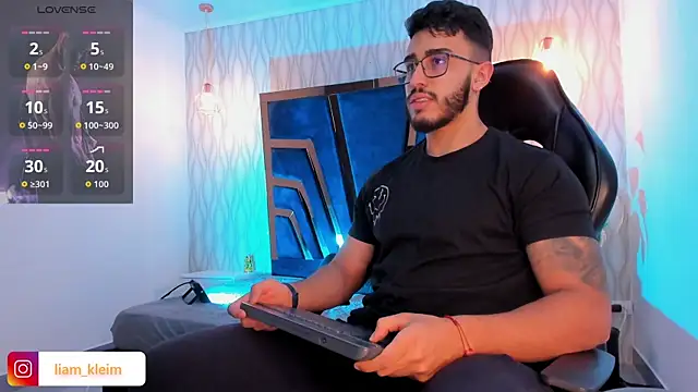 Snapshot of Liam_Kleiin chatting on November 2025 11:43:02 AM Liam Kleiin online show from November 2025 11:43:02 AM