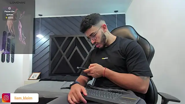 Snapshot of Liam_Kleiin chatting on November 2025 11:26:02 AM Liam Kleiin online show from November 2025 11:26:02 AM