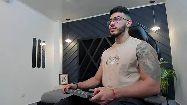 Snapshot of Liam_Kleiin chatting on November 2025 02:11:01 PM Liam Kleiin online show from November 2025 02:11:01 PM