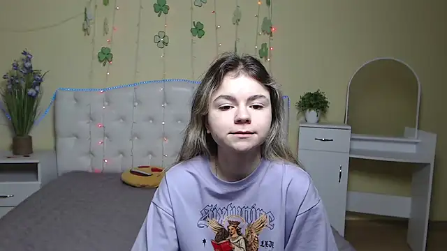 TinaRedly online show from March 2025 12:47:02 AM