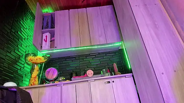 LaureenHills online show from December 2025 09:53:01 PM