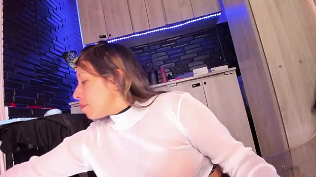 LaureenHills online show from November 2025 09:42:02 PM