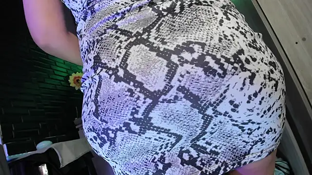 LaureenHills online show from April 2026 10:15:01 PM