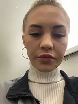 Snapshot of DreamGirl-777 chatting on March 2025 04:17:02 AM DreamGirl-777 online show from March 2025 04:17:02 AM