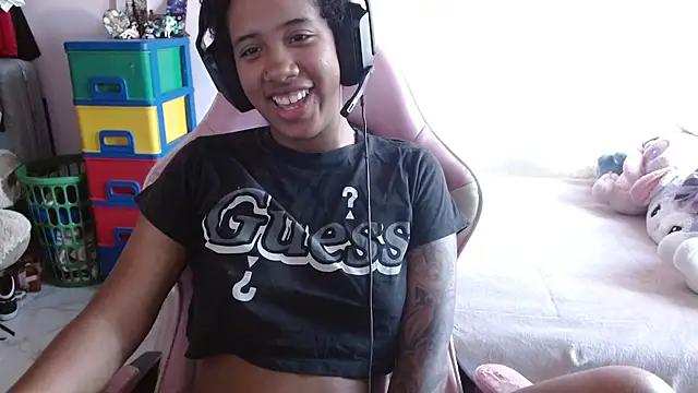 TiffanyRoouse online show from November 2025 09:14:01 PM