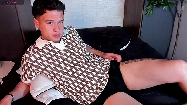 Snapshot of MrUniverse_ chatting on January 2025 05:43:02 AM MrUniverse online show from January 2025 05:43:02 AM