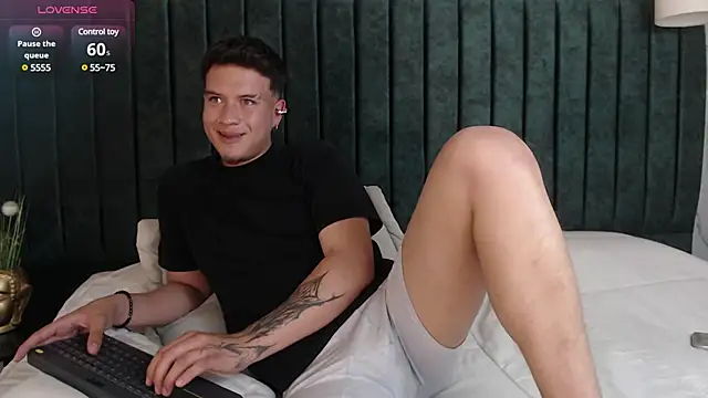 Snapshot of MrUniverse_ chatting on January 2025 08:00:02 AM MrUniverse online show from January 2025 08:00:02 AM