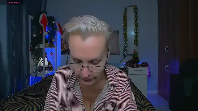 Snapshot of HelgaHimmell chatting on January 2025 11:12:01 PM HelgaHimmell online show from January 2025 11:12:01 PM