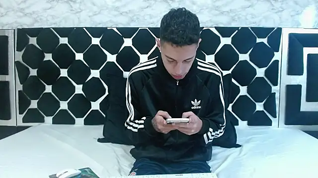 Snapshot of thiago19s chatting on February 2025 09:33:01 PM thiago19s online show from February 2025 09:33:01 PM