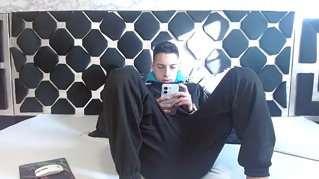 Snapshot of thiago19s chatting on February 2025 12:32:01 PM thiago19s online show from February 2025 12:32:01 PM