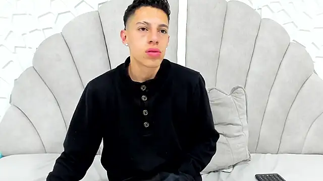 Snapshot of thiago19s chatting on March 2025 06:32:01 PM thiago19s online show from March 2025 06:32:01 PM