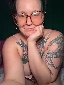 Snapshot of quinnmariexo chatting on May 2026 03:47:02 AM quinnmariexo online show from May 2026 03:47:02 AM