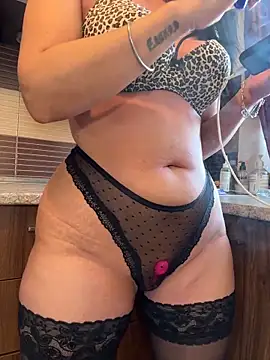 Hotmomcheckk  online show from April 2026 09:55:02 AM