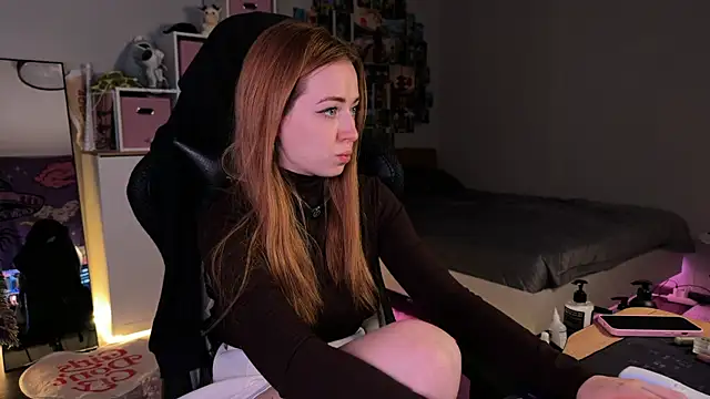 LinaWitch online show from November 2025 01:43:01 PM