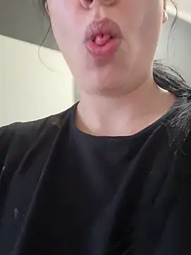 czruz online show from March 2026 01:45:01 PM