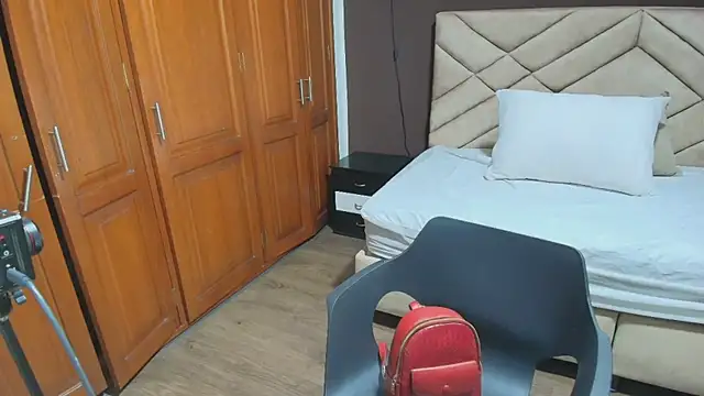 Raquel jones online show from October 2025 12:47:02 PM