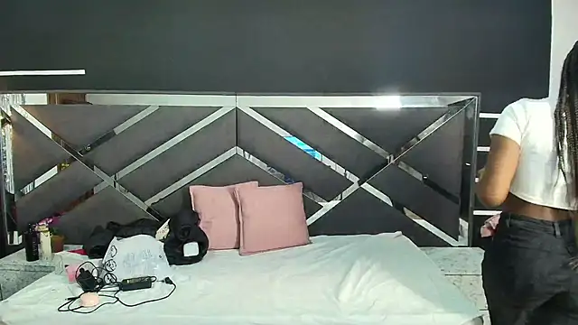 Raquel jones online show from November 2025 07:25:01 PM