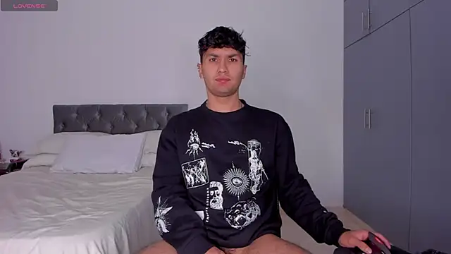 Snapshot of Valerio_James7 chatting on February 2025 10:09:01 PM Valerio James7 online show from February 2025 10:09:01 PM