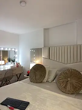  laura 02 online show from October 2025 04:51:02 PM