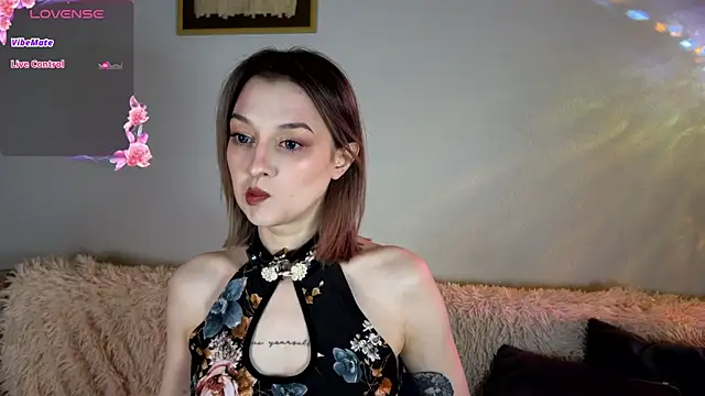 Snapshot of CrystalRey chatting on October 2025 06:25:01 AM CrystalRey online show from October 2025 06:25:01 AM