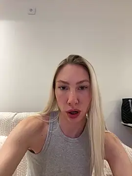 LuisaBecker online show from February 2025 07:26:01 PM