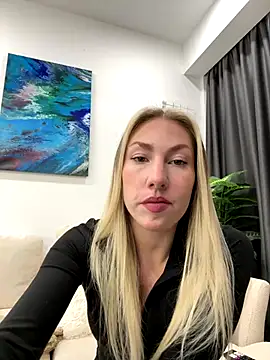 LuisaBecker online show from December 2025 01:46:01 PM