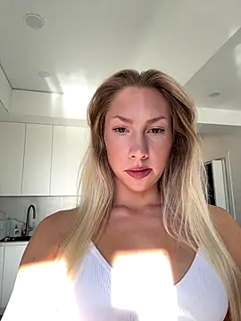 LuisaBecker online show from December 2025 09:48:01 AM