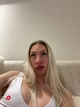 LuisaBecker online show from February 2025 09:12:01 PM